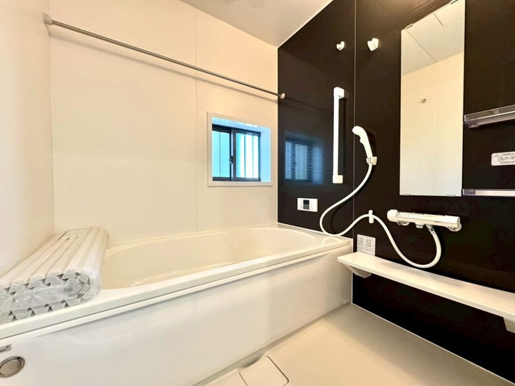 【Bathroom】お子様とのバスタイムにも十分な広さがあり、掃除も簡単にできます。