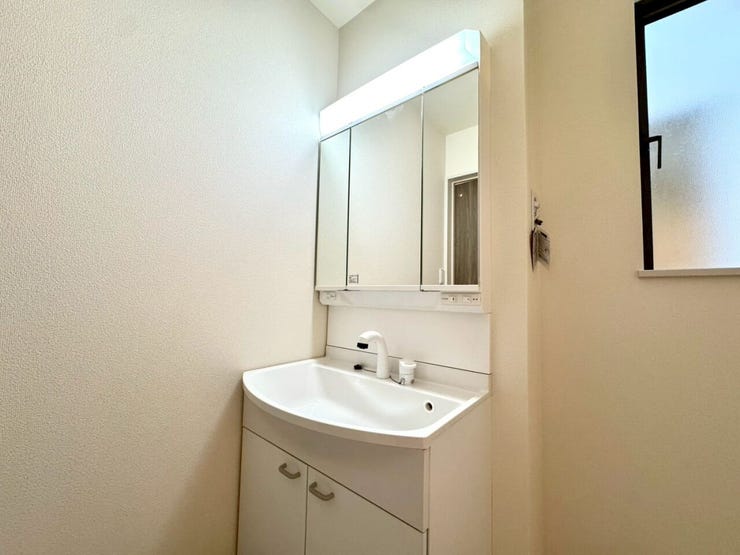 【Washroom】毎朝の準備がスムーズに。広めの洗面台と収納が使いやすい洗面所です。