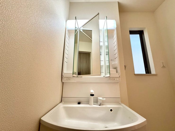 【Washroom】すっきりとしたデザインで、毎日の生活が快適に。収納も豊富な洗面所です。