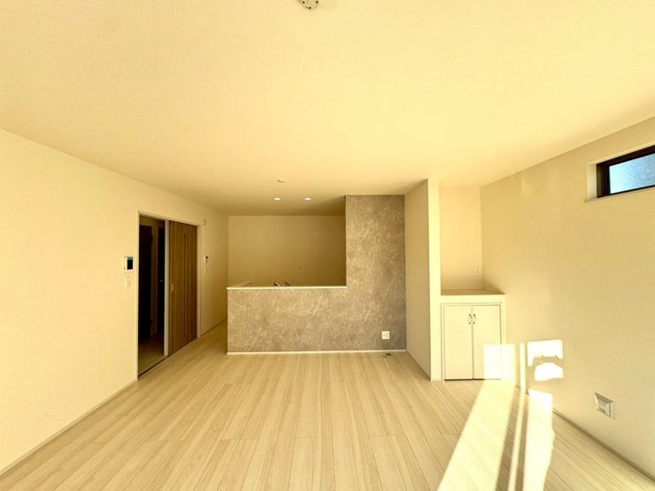 【Living】広さと明るさにこだわったリビング。家族とのコミュニケーションが弾む空間です。