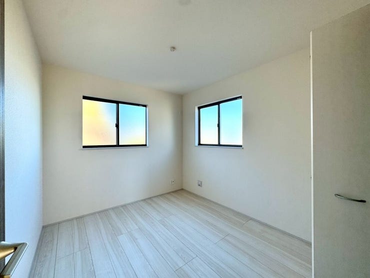 【Bedroom】明るく風通しの良い洋室。新築ならではの清潔感も魅力です。