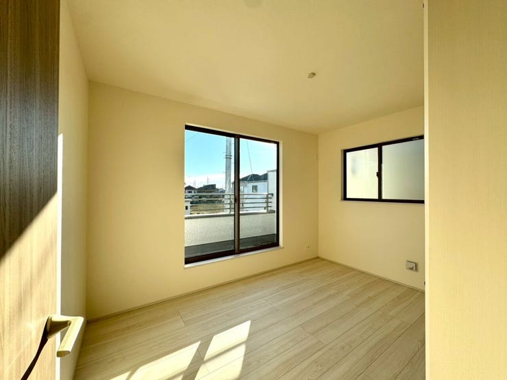 【Bedroom】明るく風通しの良い洋室。新築ならではの清潔感も魅力です。