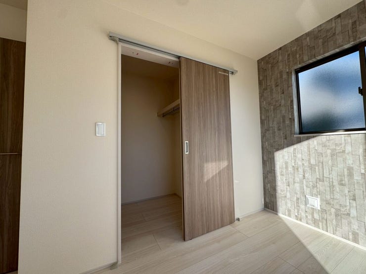 【Bedroom】洋室には収納力のあるクローゼット付き。衣類や荷物もすっきり収まります。