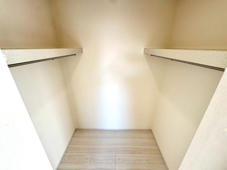 【WIC】広々としたウォークインクローゼットで、衣類や小物をすっきり収納できます。