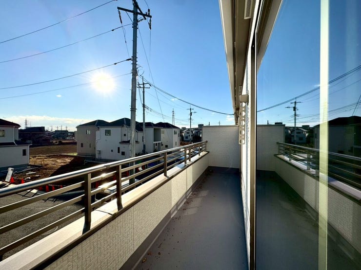 【Balcony】日当たりの良いバルコニーはお洗濯物がしっかり乾きやすく、毎日の家事にも重宝します。