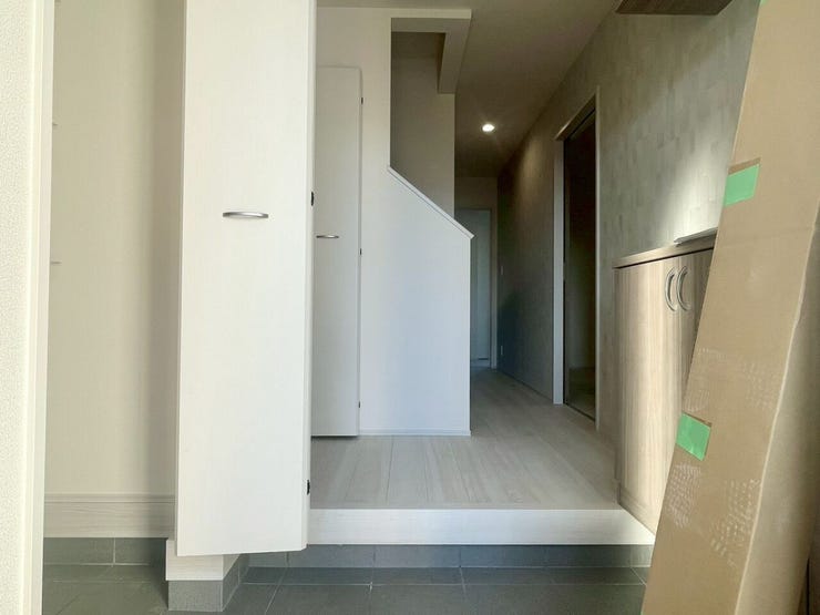 【Entrance】シューズボックス完備の玄関で、靴や小物もスッキリ収納できます。