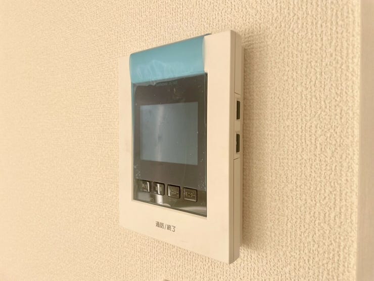 【Facilities】来訪者を確認できるモニター付きインターホンで、防犯面も安心です。