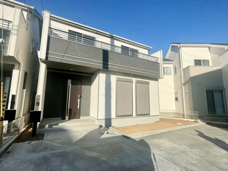 【Exterior】シックな色の外観が目を引く、スタイリッシュで落ち着いた雰囲気の戸建て住宅です。