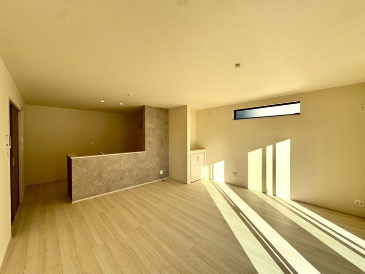 【Living】広さと明るさにこだわったリビング。家族とのコミュニケーションが弾む空間です。