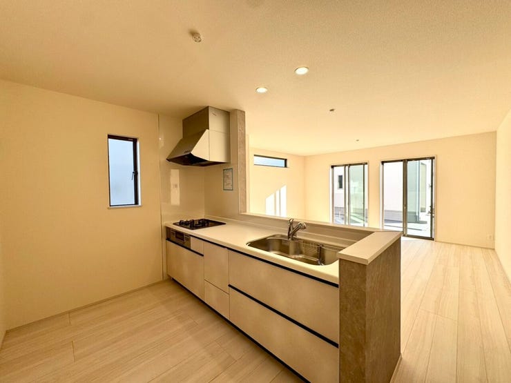 【kitchen】広めのキッチンは料理のしやすさを追求した設計。収納も豊富で作業がしやすい空間です。