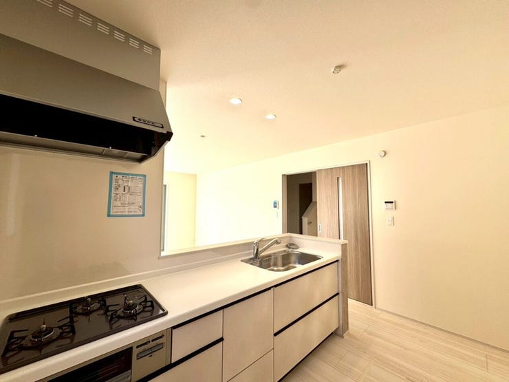 【kitchen】効率よく使える広々キッチン。収納力も高く、料理の時間がスムーズに。