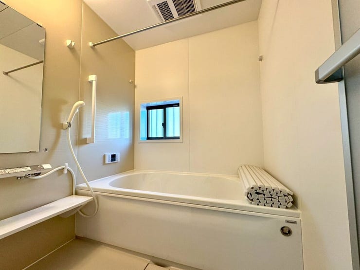 【Bathroom】お子様とのバスタイムにも十分な広さがあり、掃除も簡単にできます。