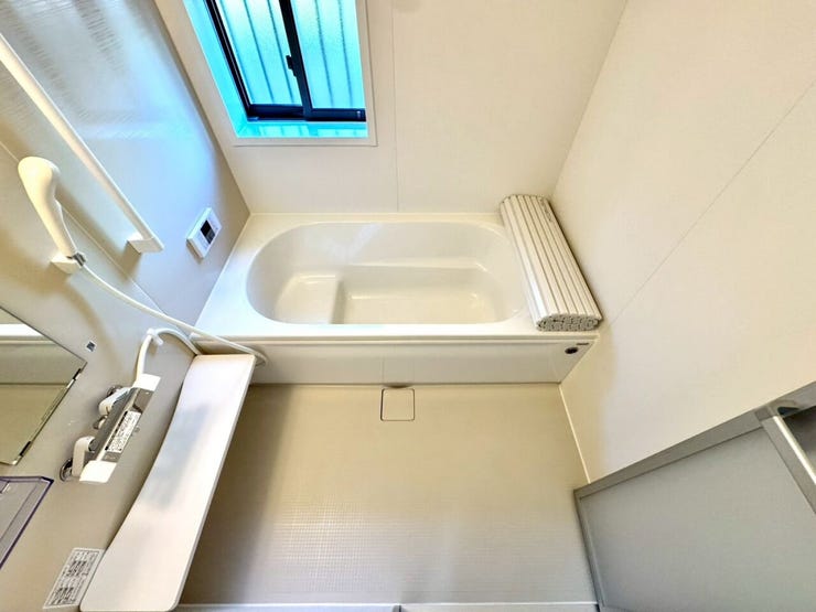 【Bathroom】広く快適な浴室で、ゆったりとお湯に浸かるひとときをお楽しみいただけます。