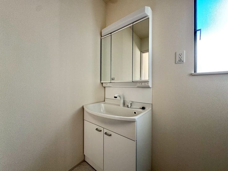 【Washroom】毎朝の準備がスムーズに。広めの洗面台と収納が使いやすい洗面所です。