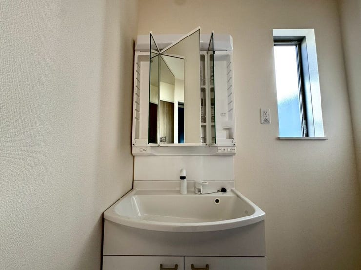 【Washroom】すっきりとしたデザインで、毎日の生活が快適に。収納も豊富な洗面所です。