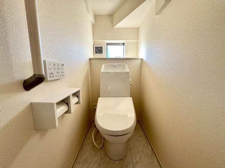 【Toilet】清潔感があり、落ち着いたデザインのトイレ。家族みんなが快適に使えます。