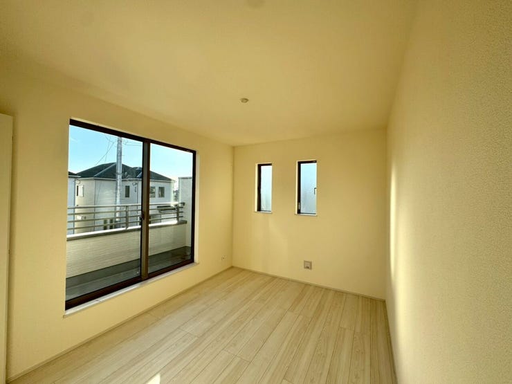 【Bedroom】明るく風通しの良い洋室。新築ならではの清潔感も魅力です。