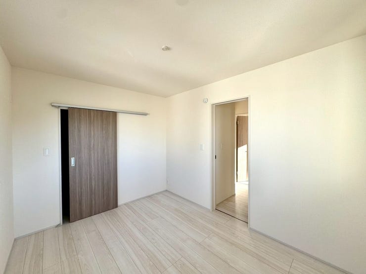 【Bedroom】洋室には収納力のあるクローゼット付き。衣類や荷物もすっきり収まります。