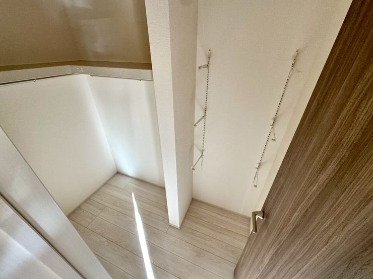 【WIC】広々としたウォークインクローゼットで、衣類や小物をすっきり収納できます。