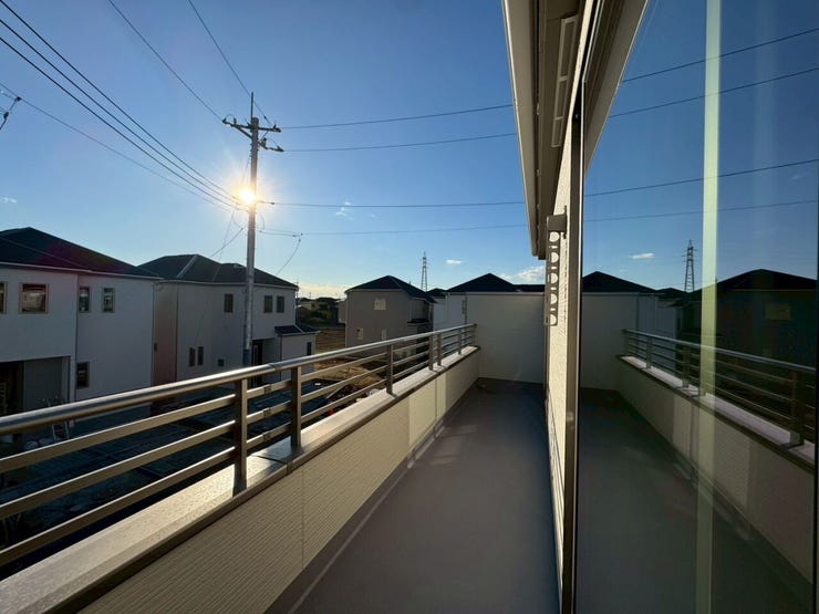 【Balcony】日当たりの良いバルコニーはお洗濯物がしっかり乾きやすく、毎日の家事にも重宝します。