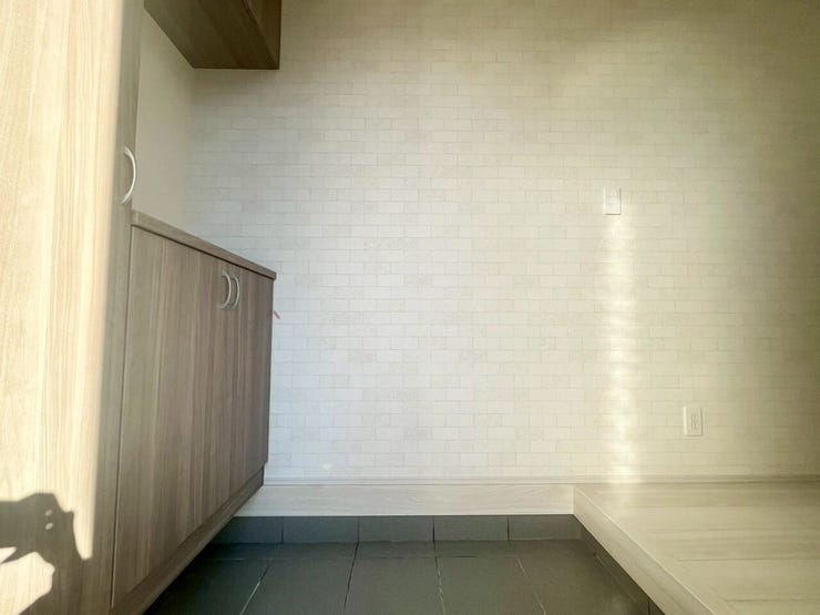 【Entrance】シューズボックス完備の玄関で、靴や小物もスッキリ収納できます。