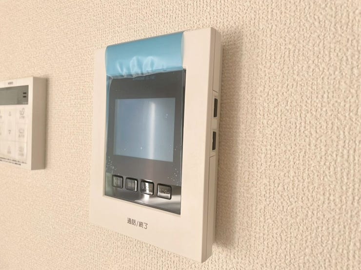 【Facilities】来訪者を確認できるモニター付きインターホンで、防犯面も安心です。