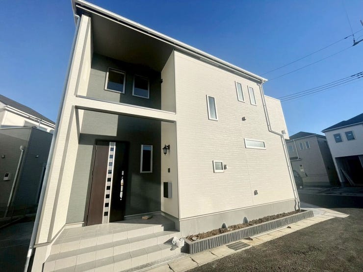 【Exterior】シックな色の外観が目を引く、スタイリッシュで落ち着いた雰囲気の戸建て住宅です。