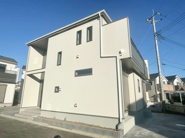 【Exterior】シックな色の外観が目を引く、スタイリッシュで落ち着いた雰囲気の戸建て住宅です。