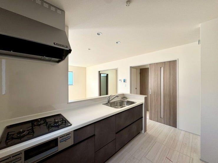 【kitchen】効率よく使える広々キッチン。収納力も高く、料理の時間がスムーズに。