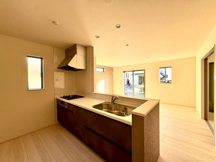 【kitchen】広めのキッチンは料理のしやすさを追求した設計。収納も豊富で作業がしやすい空間です。