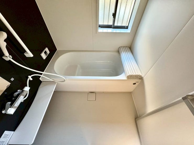 【Bathroom】広く快適な浴室で、ゆったりとお湯に浸かるひとときをお楽しみいただけます。