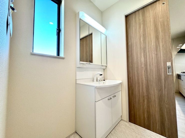 【Washroom】毎朝の準備がスムーズに。広めの洗面台と収納が使いやすい洗面所です。