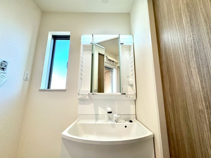 【Washroom】すっきりとしたデザインで、毎日の生活が快適に。収納も豊富な洗面所です。