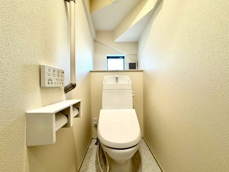 【Toilet】清潔感があり、落ち着いたデザインのトイレ。家族みんなが快適に使えます。