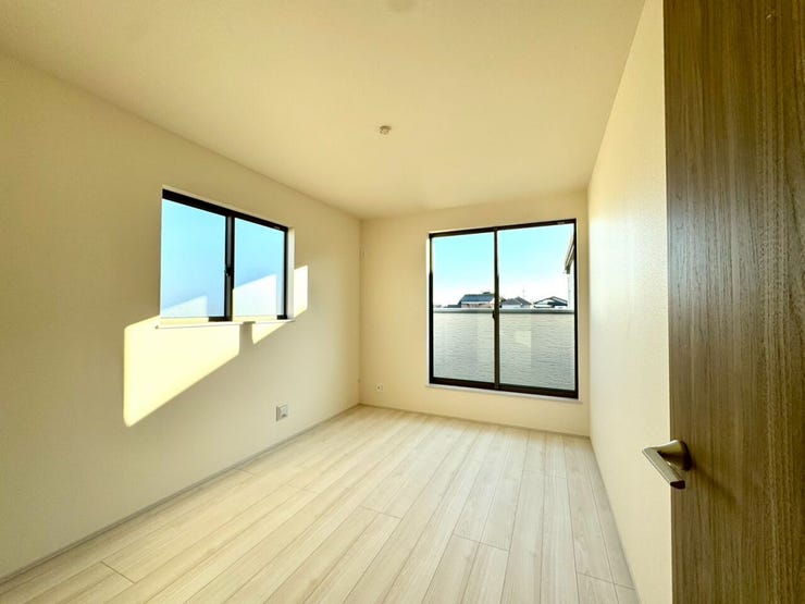 【Bedroom】ナチュラルな内装で、リラックスできる空間。寝室や書斎にも最適です。