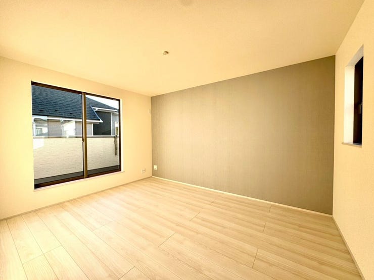 【Bedroom】明るく風通しの良い洋室。新築ならではの清潔感も魅力です。