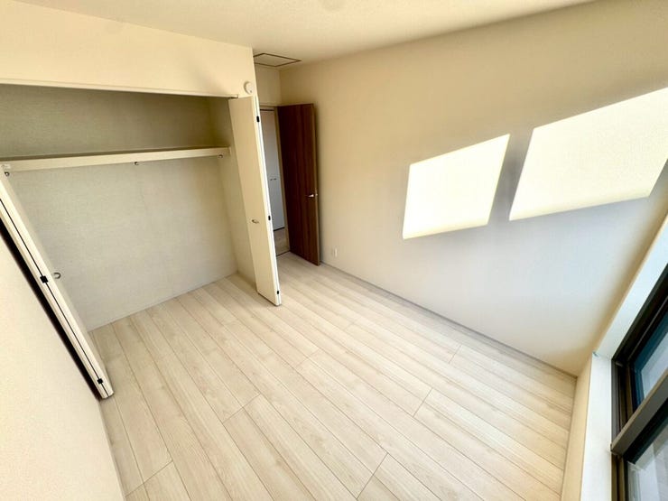 【Bedroom】洋室には収納力のあるクローゼット付き。衣類や荷物もすっきり収まります。