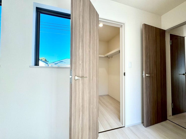 【Bedroom】洋室には収納力のあるクローゼット付き。衣類や荷物もすっきり収まります。