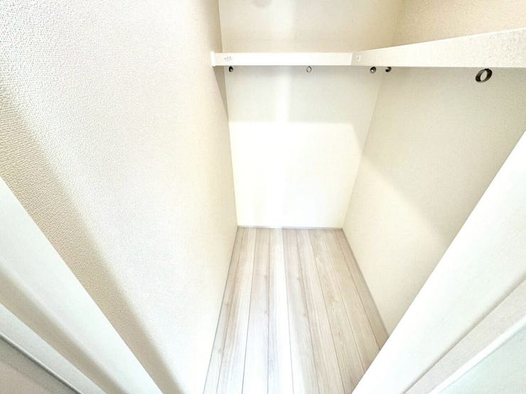 【WIC】広々としたウォークインクローゼットで、衣類や小物をすっきり収納できます。