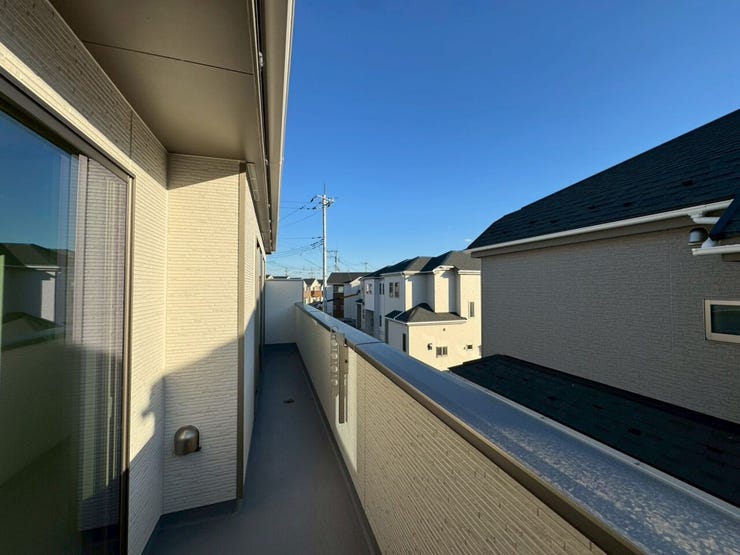 【Balcony】日当たりの良いバルコニーはお洗濯物がしっかり乾きやすく、毎日の家事にも重宝します。