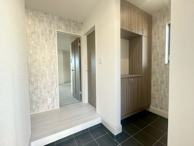 【Entrance】シューズボックス完備の玄関で、靴や小物もスッキリ収納できます。