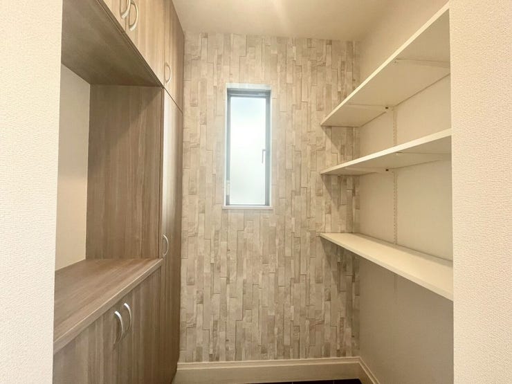 【Entrance】シューズボックス完備の玄関で、靴や小物もスッキリ収納できます。