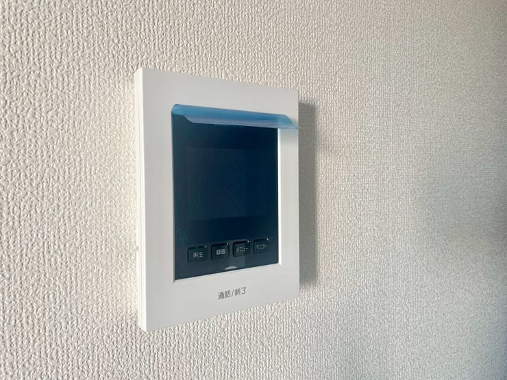 【Facilities】来訪者を確認できるモニター付きインターホンで、防犯面も安心です。