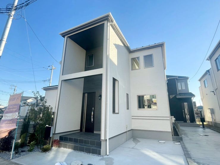 【Exterior】シックな色の外観が目を引く、スタイリッシュで落ち着いた雰囲気の戸建て住宅です。