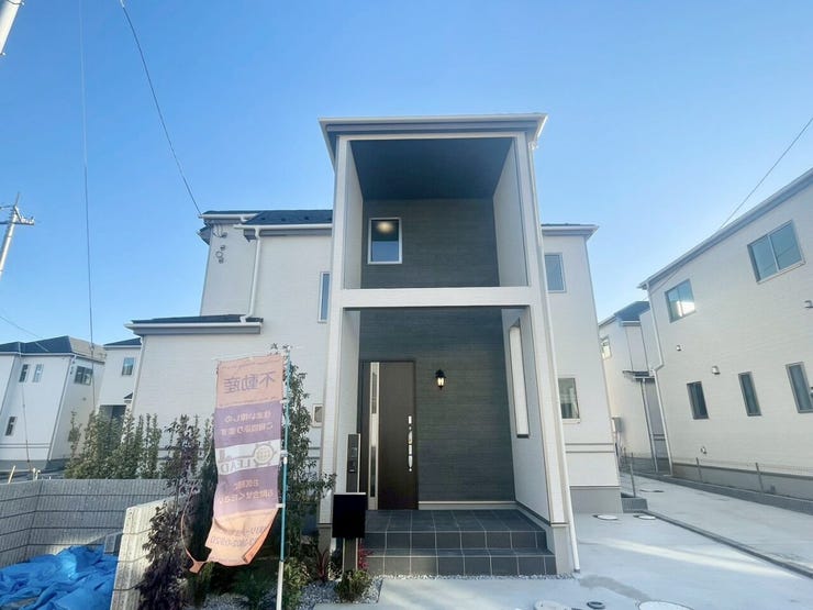 【Exterior】シックな色の外観が目を引く、スタイリッシュで落ち着いた雰囲気の戸建て住宅です。