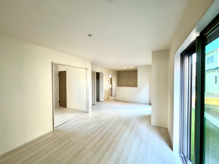 【Living】広さと明るさにこだわったリビング。家族とのコミュニケーションが弾む空間です。