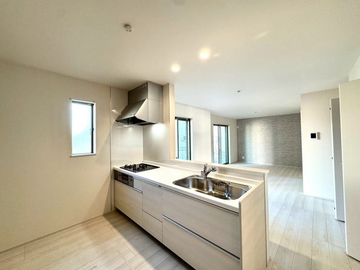 【kitchen】広めのキッチンは料理のしやすさを追求した設計。収納も豊富で作業がしやすい空間です。