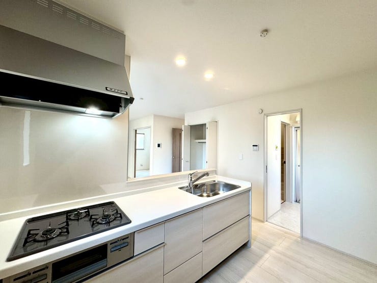 【kitchen】効率よく使える広々キッチン。収納力も高く、料理の時間がスムーズに。