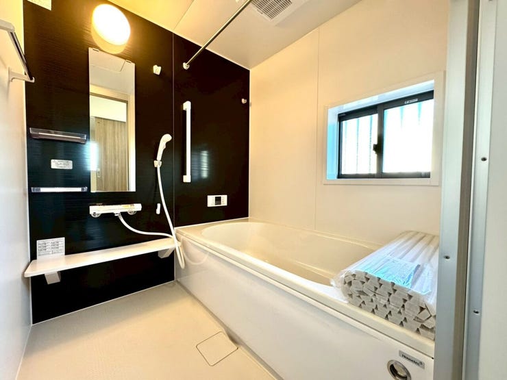 【Bathroom】お子様とのバスタイムにも十分な広さがあり、掃除も簡単にできます。