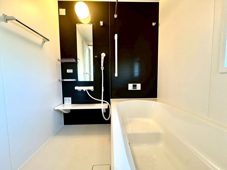 【Bathroom】広く快適な浴室で、ゆったりとお湯に浸かるひとときをお楽しみいただけます。